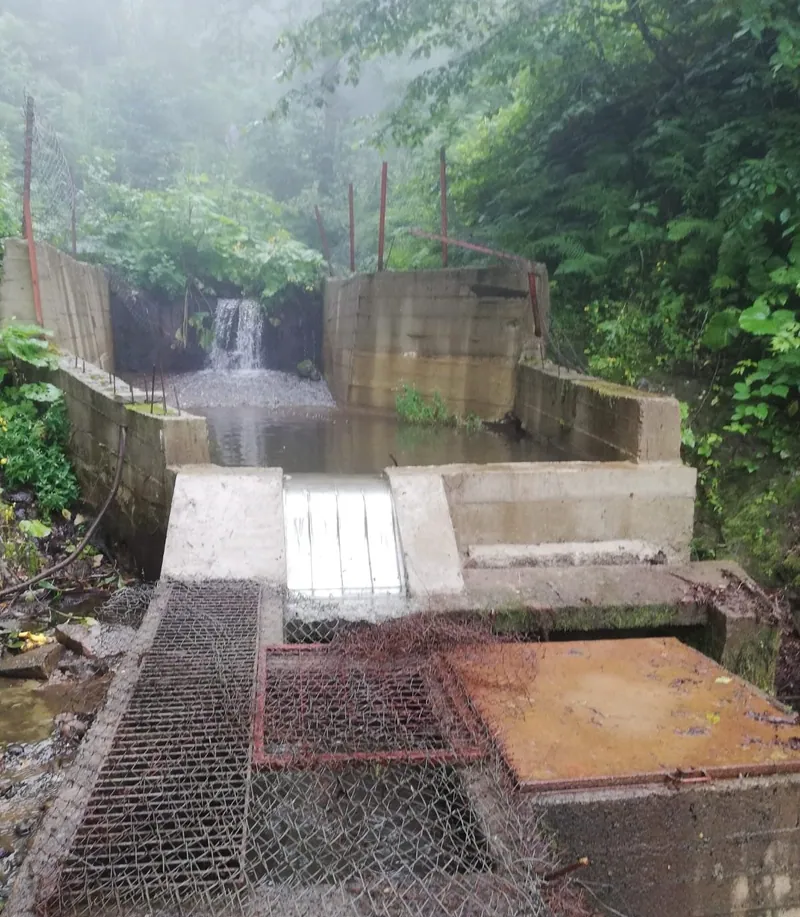Rejilla de toma Coanda ADENCO-45-0.60, toma de 20 l/s para agua potable, toma bajo una cascada con un muro de gaviones al lado, Trabzon, Türkiye