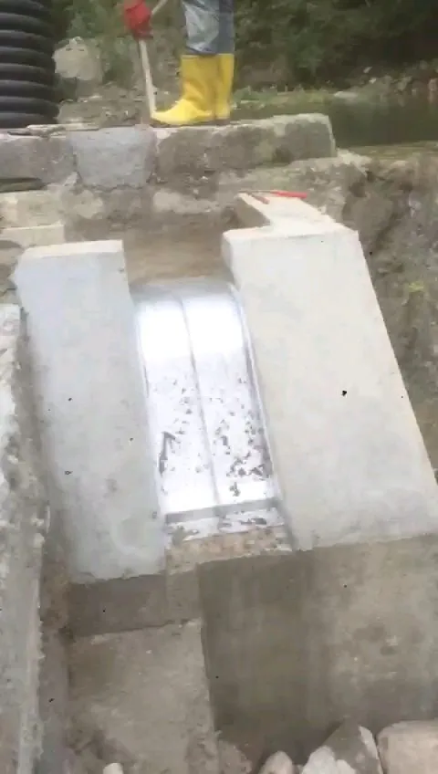 Rejilla de toma Coanda ADENCO-45-0.30, toma de 10 l/s para agua potable, rejilla Coanda en un canal estrecho de hormigón, Trabzon, Türkiye