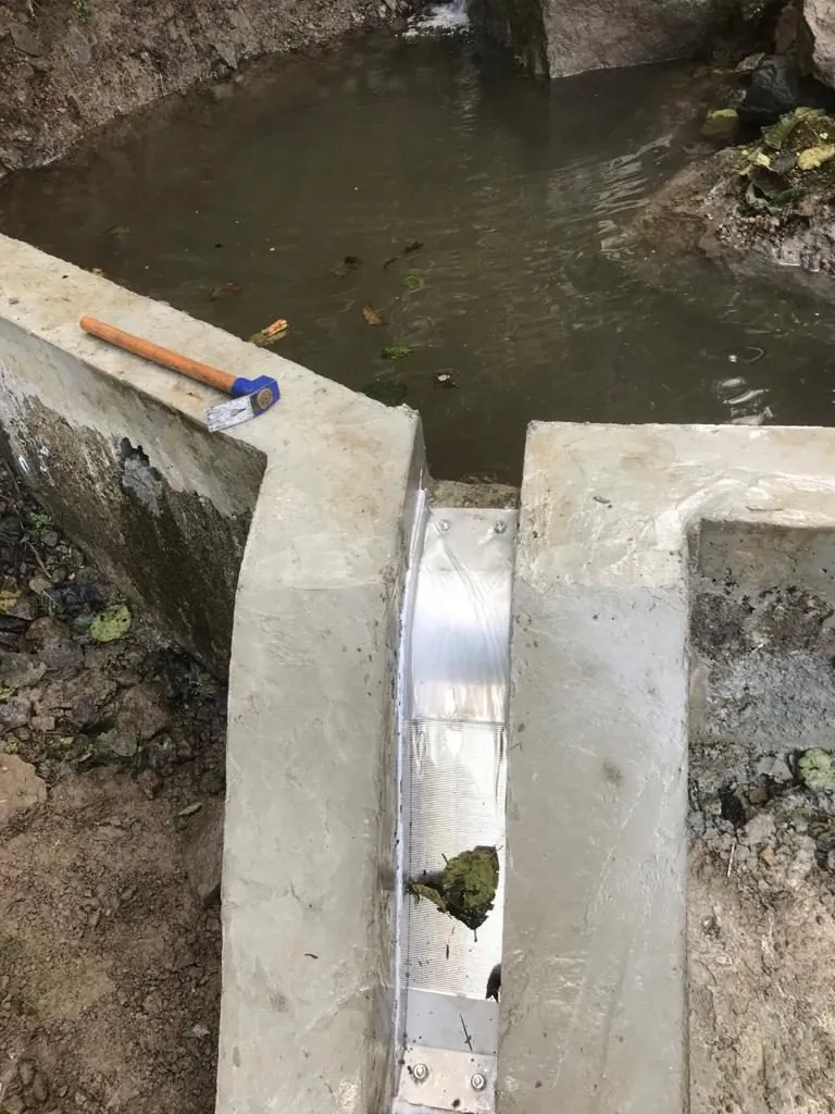 Rejilla de toma Coanda ADENCO-45-0.15, toma de 5 l/s para agua potable, pequeña rejilla Coanda en un canal de hormigón, vista desde arriba, Trabzon, Türkiye