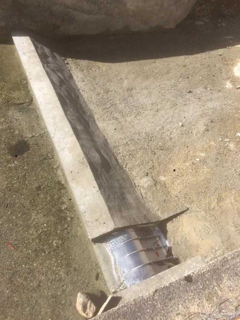 Rejilla de toma Coanda ADENCO-45-0.60, toma de 20 l/s para agua potable, rejilla Coanda al final de un canal de hormigón, Trabzon, Türkiye