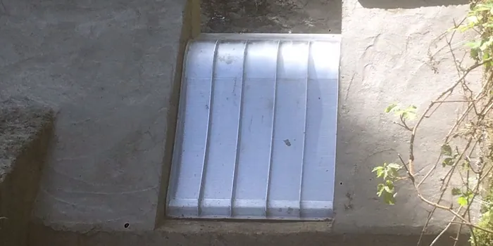 Rejilla de toma Coanda ADENCO-70-0.75, toma de 50 l/s para agua potable, rejilla Coanda en un canal de hormigón vista desde arriba con arbustos en el borde, Trabzon, Türkiye