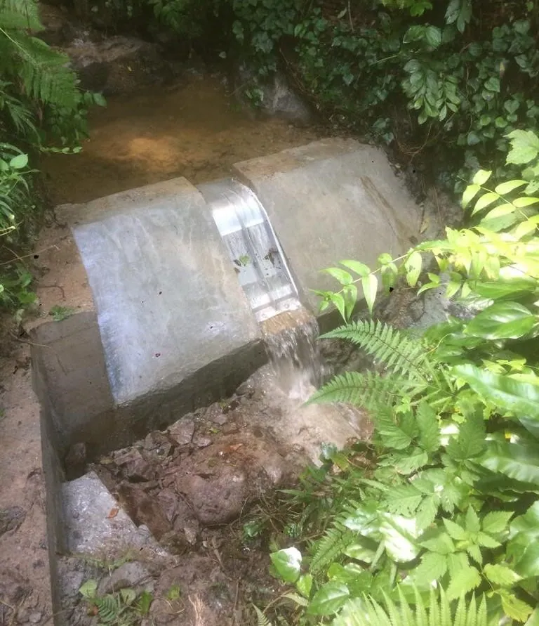 Rejilla de toma Coanda ADENCO-45-0.30, toma de 10 l/s para agua potable, pequeña rejilla Coanda en una toma de hormigón sobre un arroyo forestal, Trabzon, Türkiye
