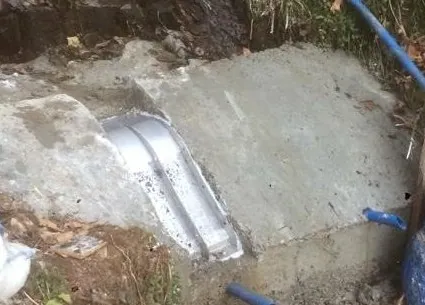 Rejilla de toma Coanda ADENCO-45-0.30, toma de 10 l/s para agua potable, rejilla Coanda en una toma de hormigón en una ladera, vista superior, Trabzon, Türkiye