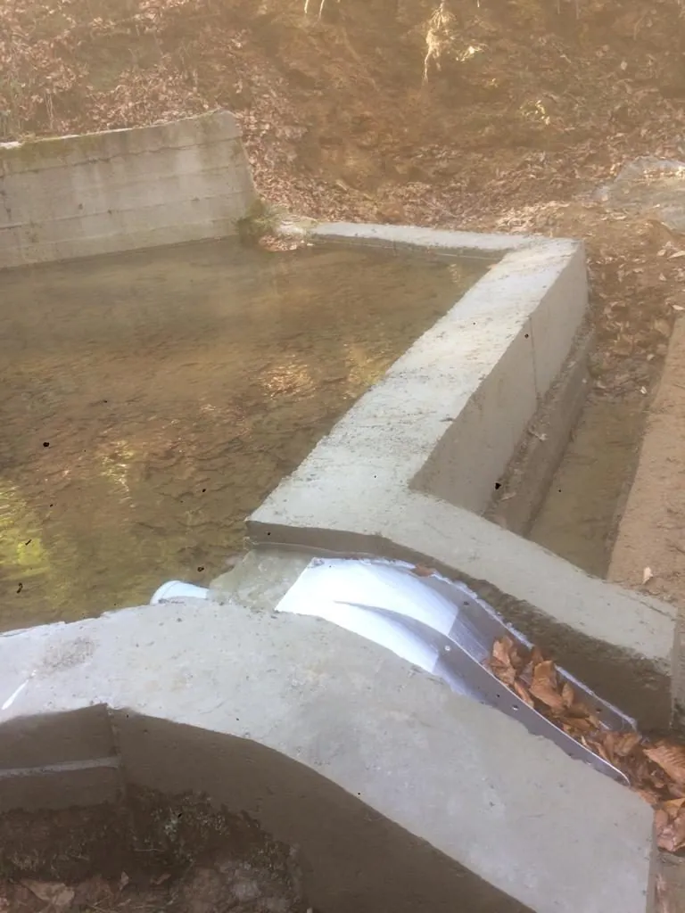 Rejilla de toma Coanda ADENCO-45-0.30, toma de 10 l/s para agua potable, rejilla Coanda en el extremo aguas arriba de un canal largo de hormigón, Trabzon, Türkiye
