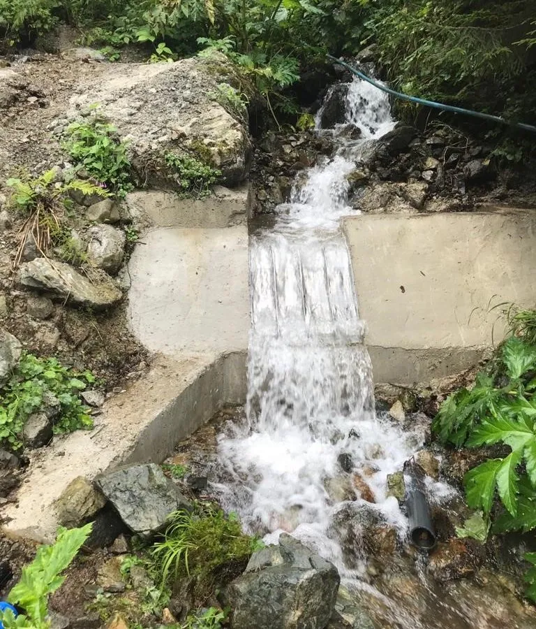 Rejilla de toma Coanda ADENCO-45-0.90, toma de 30 l/s para agua potable, rejilla Coanda en un arroyo de montaña a pleno caudal, Trabzon, Türkiye