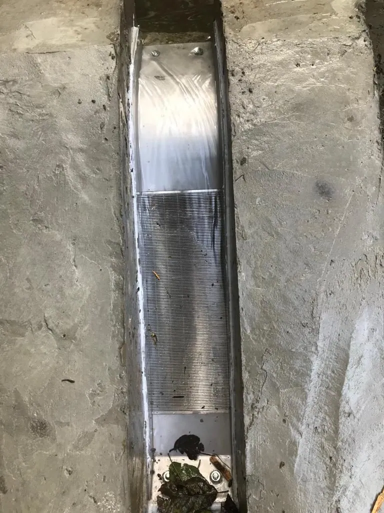 Rejilla de toma Coanda ADENCO-45-0.15, toma de 5 l/s para agua potable, rejilla Coanda en un canal estrecho de hormigón, vista superior, Trabzon, Türkiye