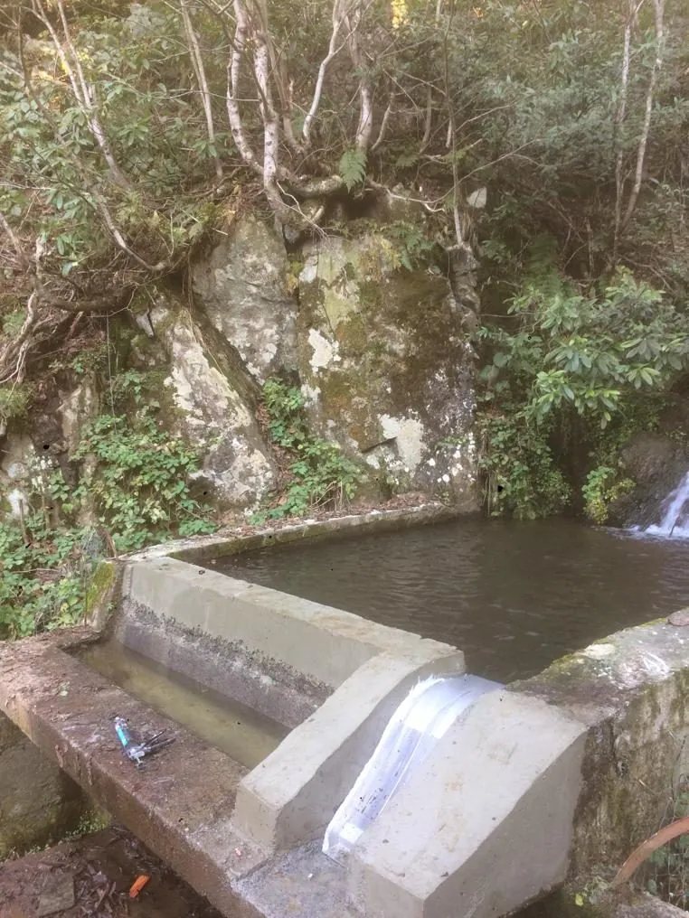 Rejilla de toma Coanda ADENCO-45-0.30, toma de 10 l/s para agua potable, rejilla Coanda en una toma de hormigón contra una pared de roca, Trabzon, Türkiye