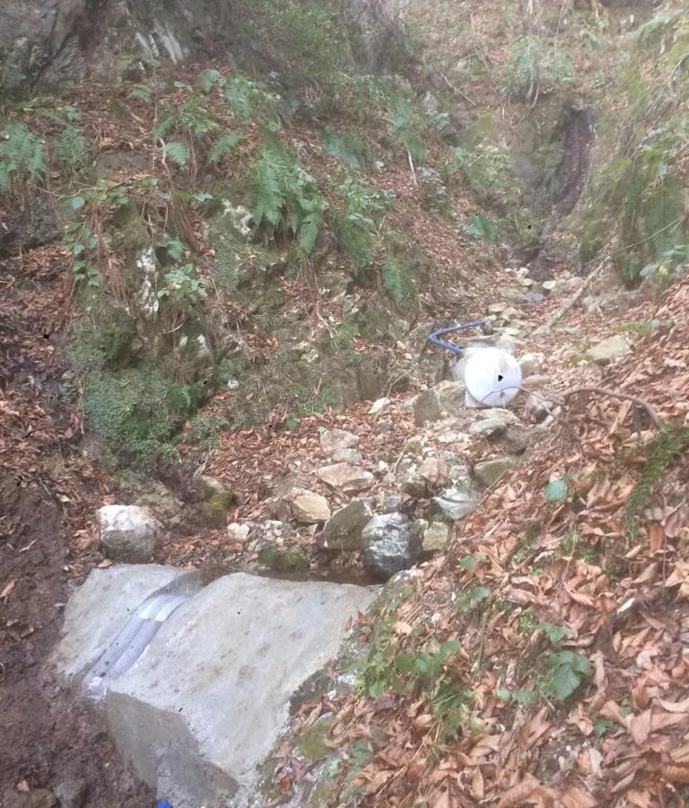 Rejilla de toma Coanda ADENCO-45-0.30, toma de 10 l/s para agua potable, rejilla Coanda en una toma en ladera cubierta de hojas, Trabzon, Türkiye