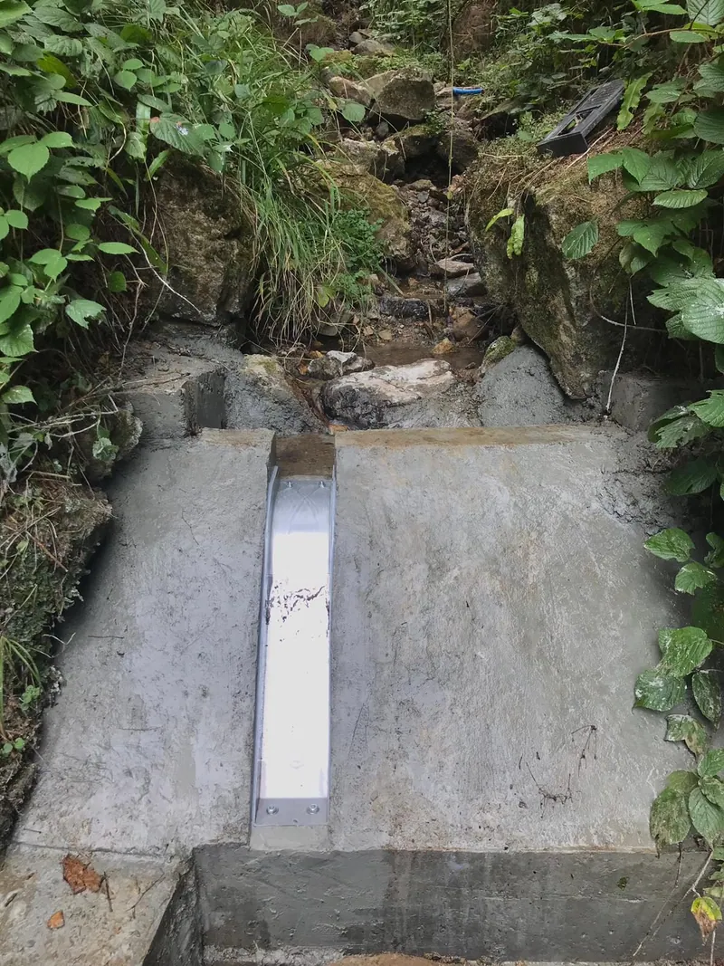 Rejilla de toma Coanda ADENCO-45-0.15, toma de 5 l/s para agua potable, pequeña rejilla Coanda embebida en una losa de hormigón, Trabzon, Türkiye