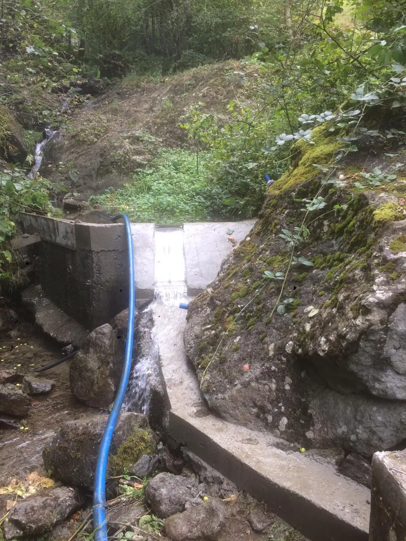Rejilla de toma Coanda ADENCO-45-0.30, toma de 10 l/s para agua potable, rejilla Coanda sobre un azud pequeño con una tubería de suministro, Trabzon, Türkiye