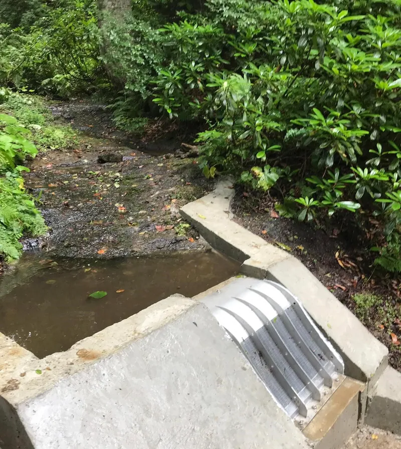 Rejilla de toma Coanda ADENCO-45-0.60, toma de 20 l/s para agua potable, rejilla Coanda sobre un azud que cruza un arroyo en una zona boscosa, Trabzon, Türkiye