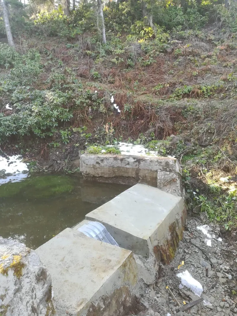 Rejilla de toma Coanda ADENCO-45-0.60, toma de 20 l/s para agua potable, rejilla Coanda en un bloque de hormigón de la toma en un río pequeño, Trabzon, Türkiye