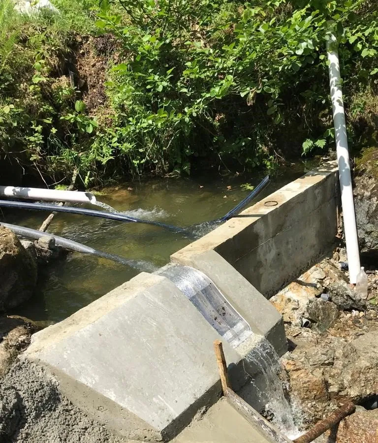 Rejilla de toma Coanda ADENCO-45-0.30, toma de 10 l/s para agua potable, rejilla Coanda en una obra de toma de hormigón en un río pequeño, Trabzon, Türkiye