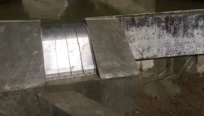 Rejilla de toma Coanda ADENCO-45-0.60, toma de 20 l/s para agua potable, rejilla Coanda entre dos bloques gemelos de hormigón, Trabzon, Türkiye