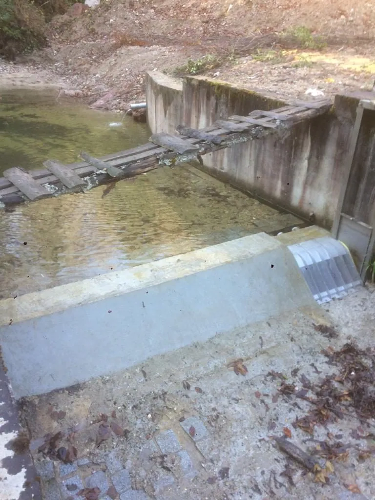 Rejilla de toma Coanda ADENCO-45-0.90, toma de 30 l/s para agua potable, rejilla Coanda sobre un azud encima de una poza de agua en calma, Trabzon, Türkiye