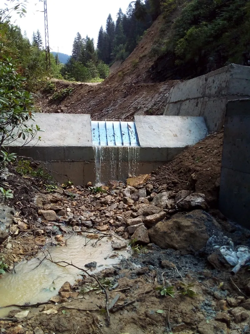 Rejilla de toma Coanda ADENCO-45-0.90, toma de 30 l/s para agua potable, azud con la rejilla Coanda en un valle boscoso y escarpado, Trabzon, Türkiye