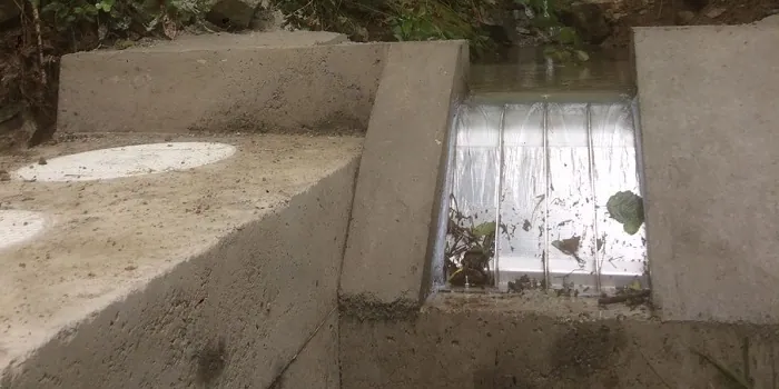 Rejilla de toma Coanda ADENCO-70-0.75, toma de 50 l/s para agua potable, rejilla Coanda entre aletas de hormigón con hojas sobre el alambre en cuña, vista desde arriba, Trabzon, Türkiye