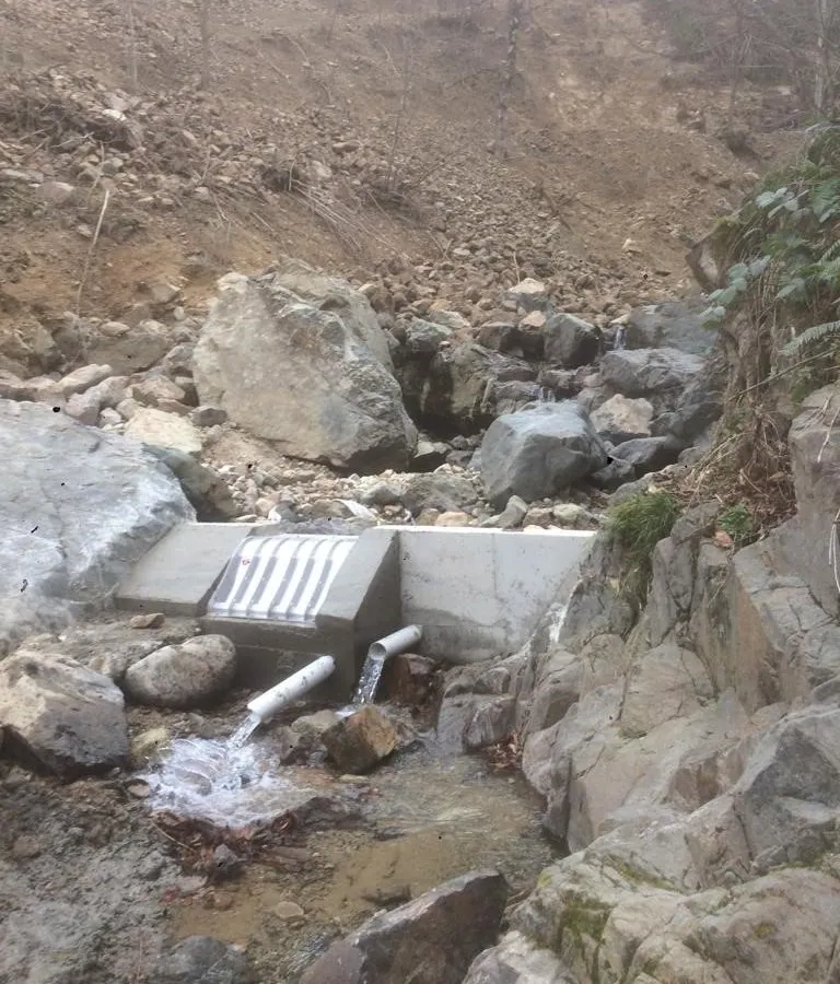 Rejilla de toma Coanda ADENCO-45-0.90, toma de 30 l/s para agua potable, Rejilla Coanda en el lecho rocoso de un arroyo, Trabzon, Türkiye